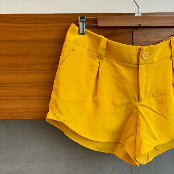 NWT alice + olivia Butterfly Sunflower Shorts, Size 10 - Picture 5 of 12